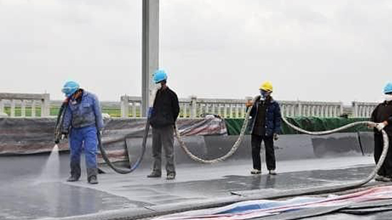 When building a house in the countryside, does concrete need doused water to maintain certainly